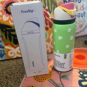 Owala 32 oz.Darling Daisy UO Exclusive FreeSip Stainless Steel Water Bottle